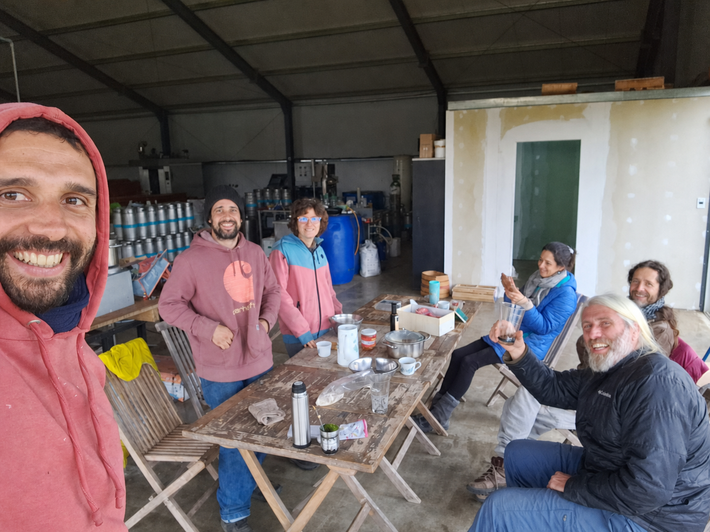 Encuentro comunitario alrededor de una mesa