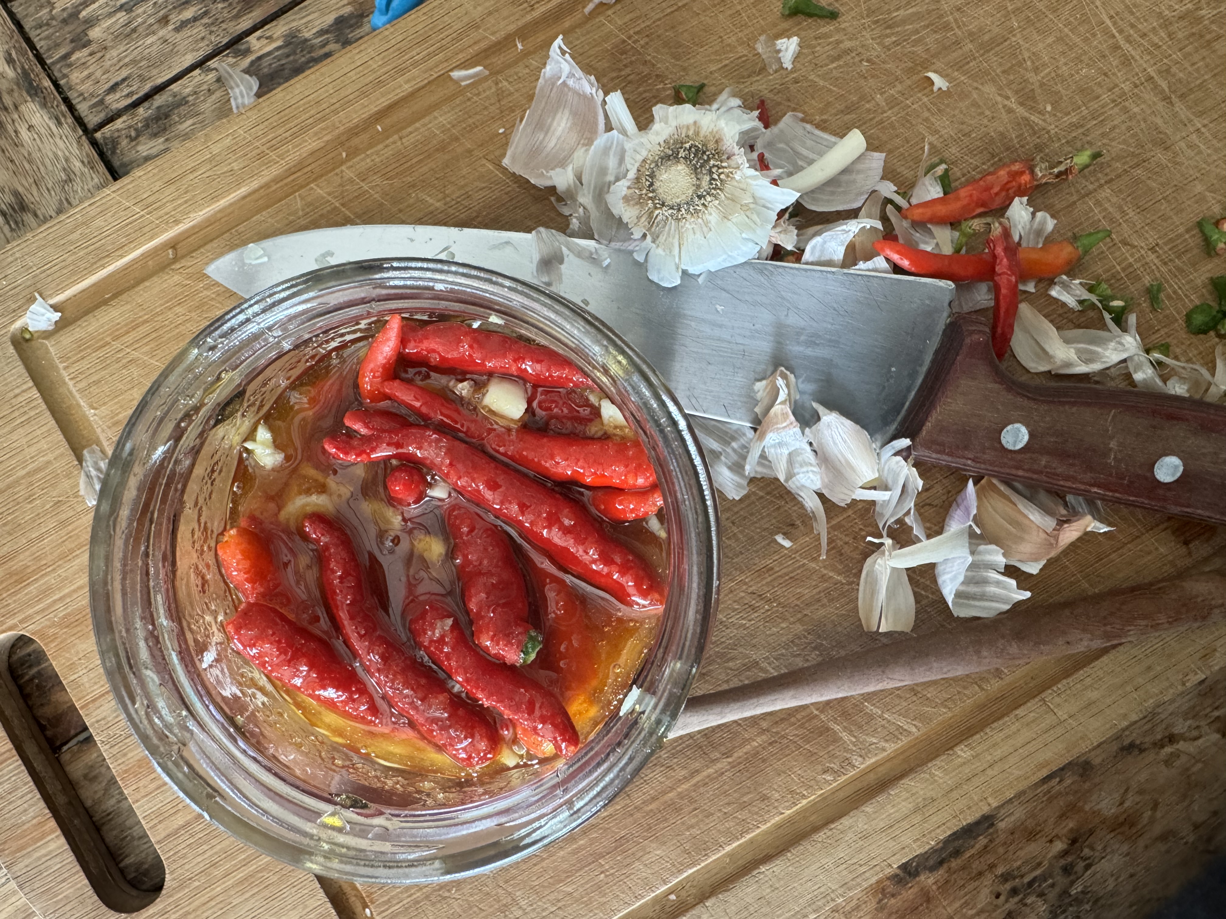Fermentación de pimientos picantes y ajo en Chacra Oceánica