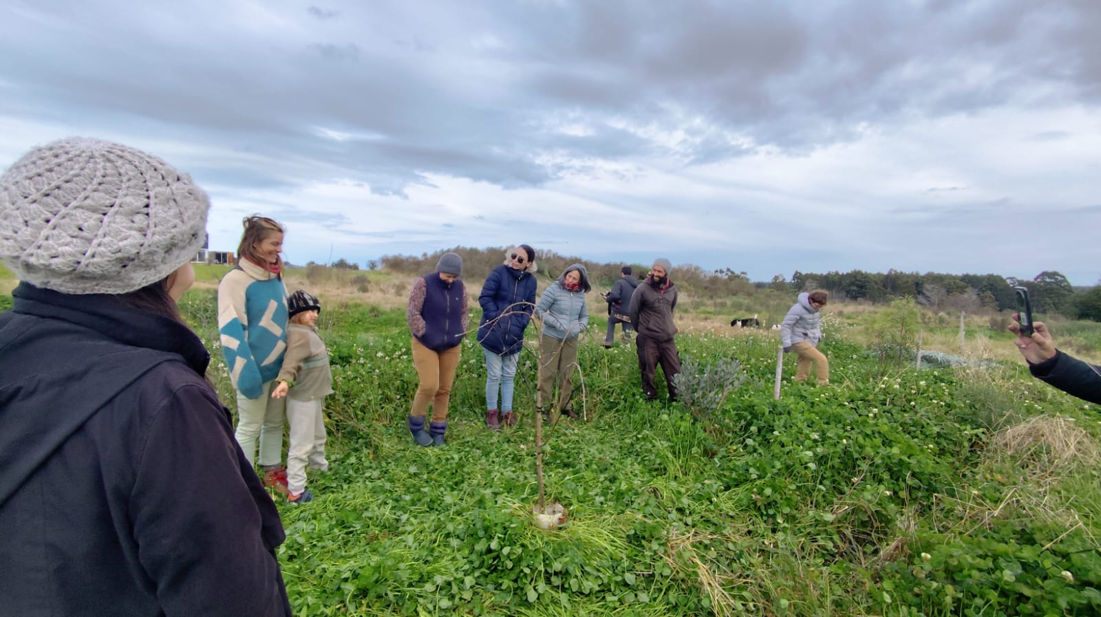Encuentro comunitario de aprendizaje y trabajo en los cultivos de Chacra Oceánica